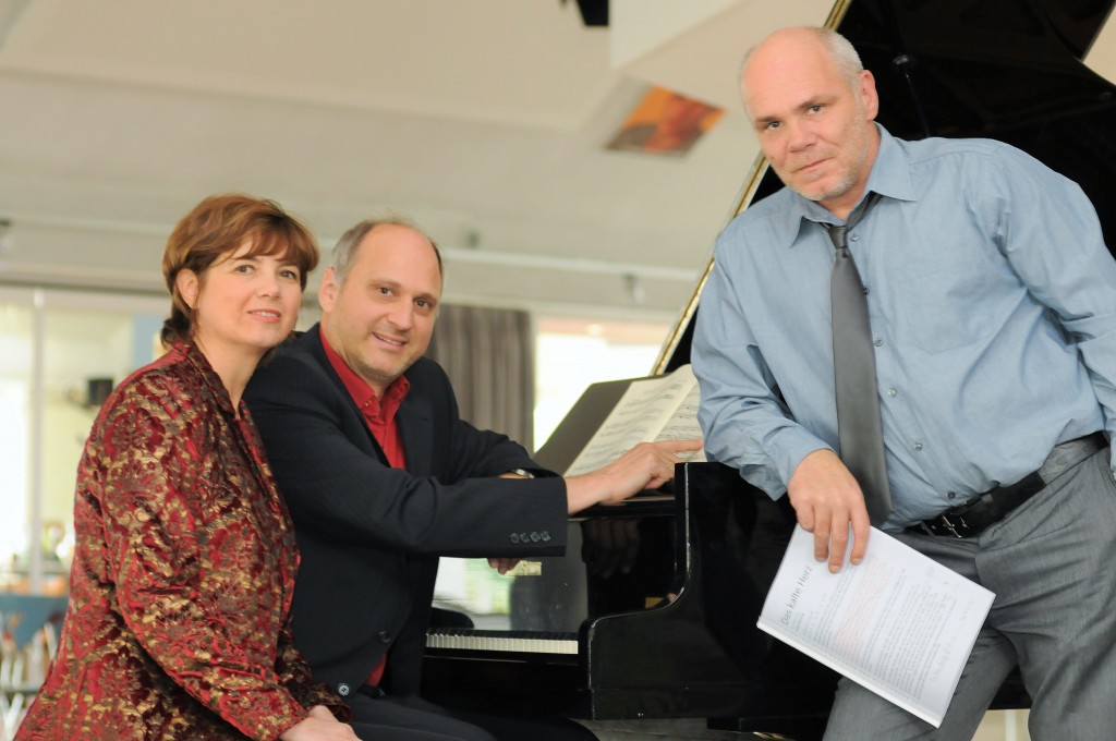 Einen musikalisch-literarischen Leckerbissen für die ganze Familie präsentiert der Verein „Eutingen lebt – Eule –„ e.V. am 25. September um 15 Uhr im Evang. Gemeindehaus in der Fritz-Neuert-Straße: Der beliebte Schauspieler Markus Löchner und das virtuose Klavierduo Ljiljana Borota/Christian Knebel arbeiten schon seit einigen Jahren als „Ensemble geFLÜGELte WORTe“ zusammen.  Unter anderem vertonten sie gemeinsam „Der kleine Prinz“ von Antoine de Saint-Exupéry, den wir bereits 2012 in Eutingen erleben durften. Mit „Das kalte Herz“ stellen sie ihre neueste Produktion der Öffentlichkeit vor.  Zur von Borota & Knebel vierhändig gespielten und dramaturgisch gesetzten Musik von Franz Schubert, lässt Löchner die Figuren um den armen Köhler Peter Munk lebendig werden. Das schaurige, romantische Märchen um Neid, Gier, Geister und die Liebe erreicht durch die Symbiose von Wort und Musik eine große Kraft und Plastizität: Ein Hör- und Sehspaß für alle, die gute Geschichten lieben! Der Vorkauf hat bereits begonnen. Eintrittskarten zum Preis von 7,50 Euro (Schüler + Studenten 4,50 Euro) sind bei der Ortsverwaltung Eutingen erhältlich oder können unter tickets@eutingen-lebt.de reserviert werden. 